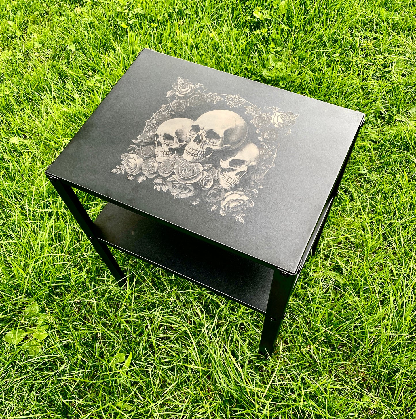 Deluxe Skull & Rose Black Metal table