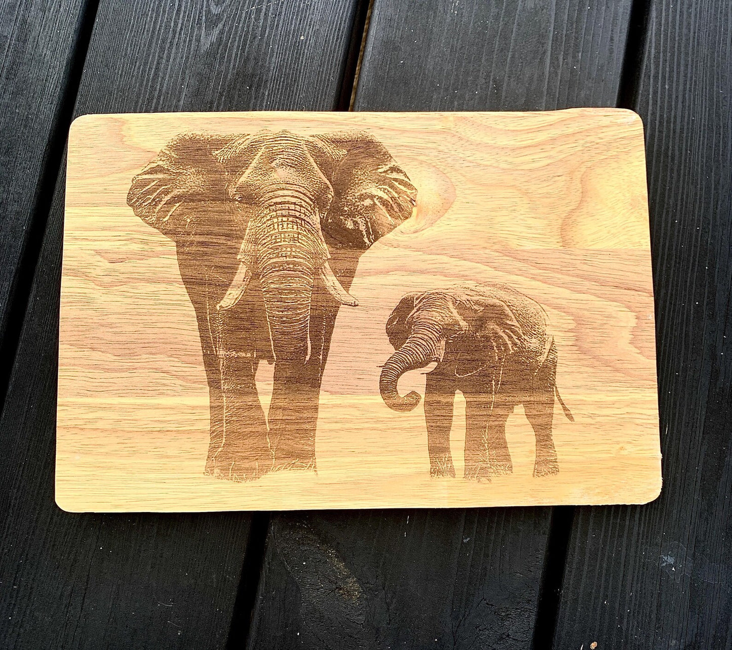 Animal engraved wooden chopping board - Lion
