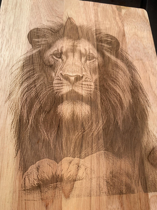 Animal engraved wooden chopping board - Lion