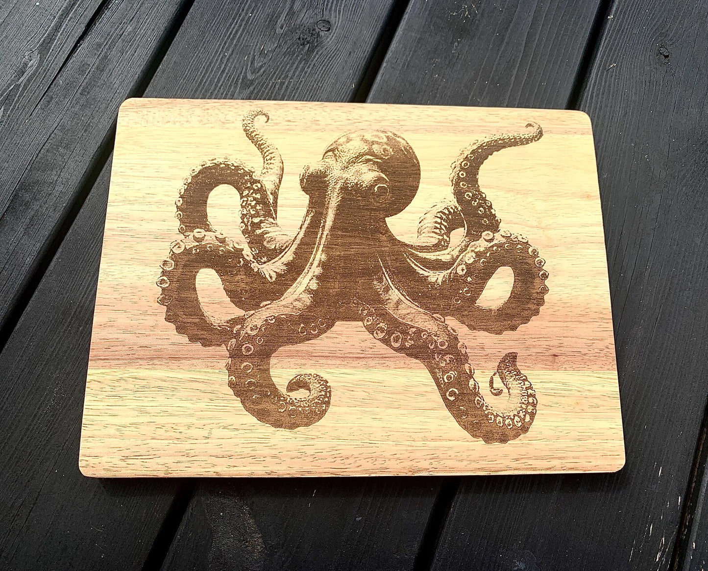 Animal engraved wooden chopping board - Lion