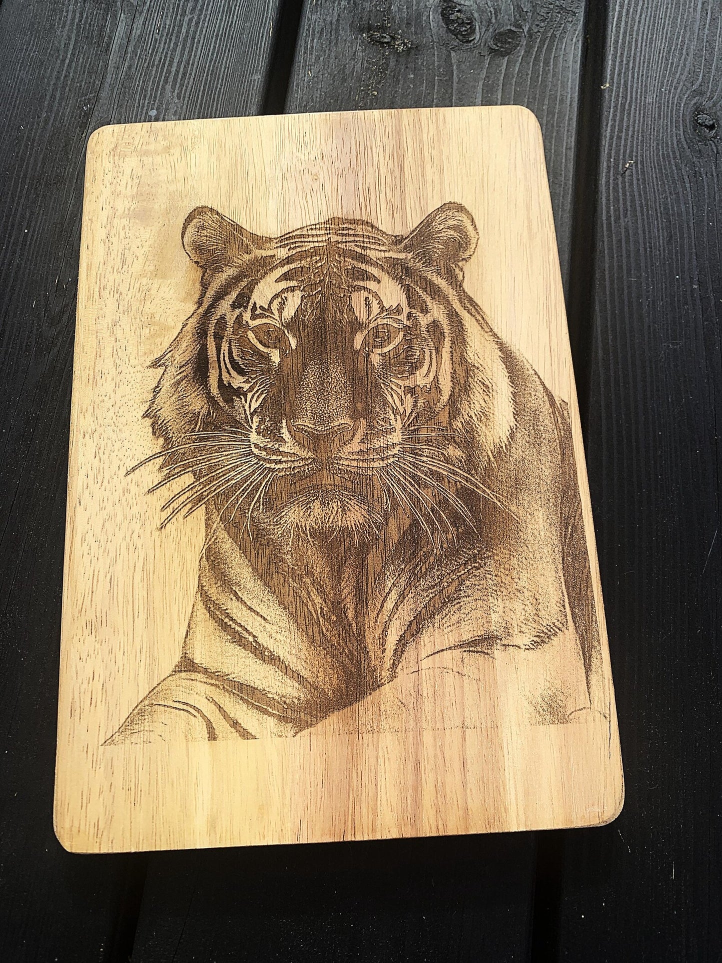 Animal engraved wooden chopping board - Lion