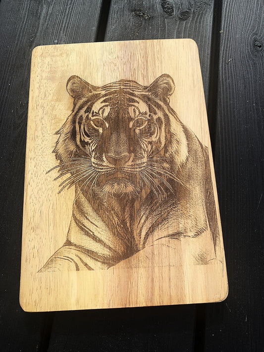 Animal engraved wooden chopping board - Tiger