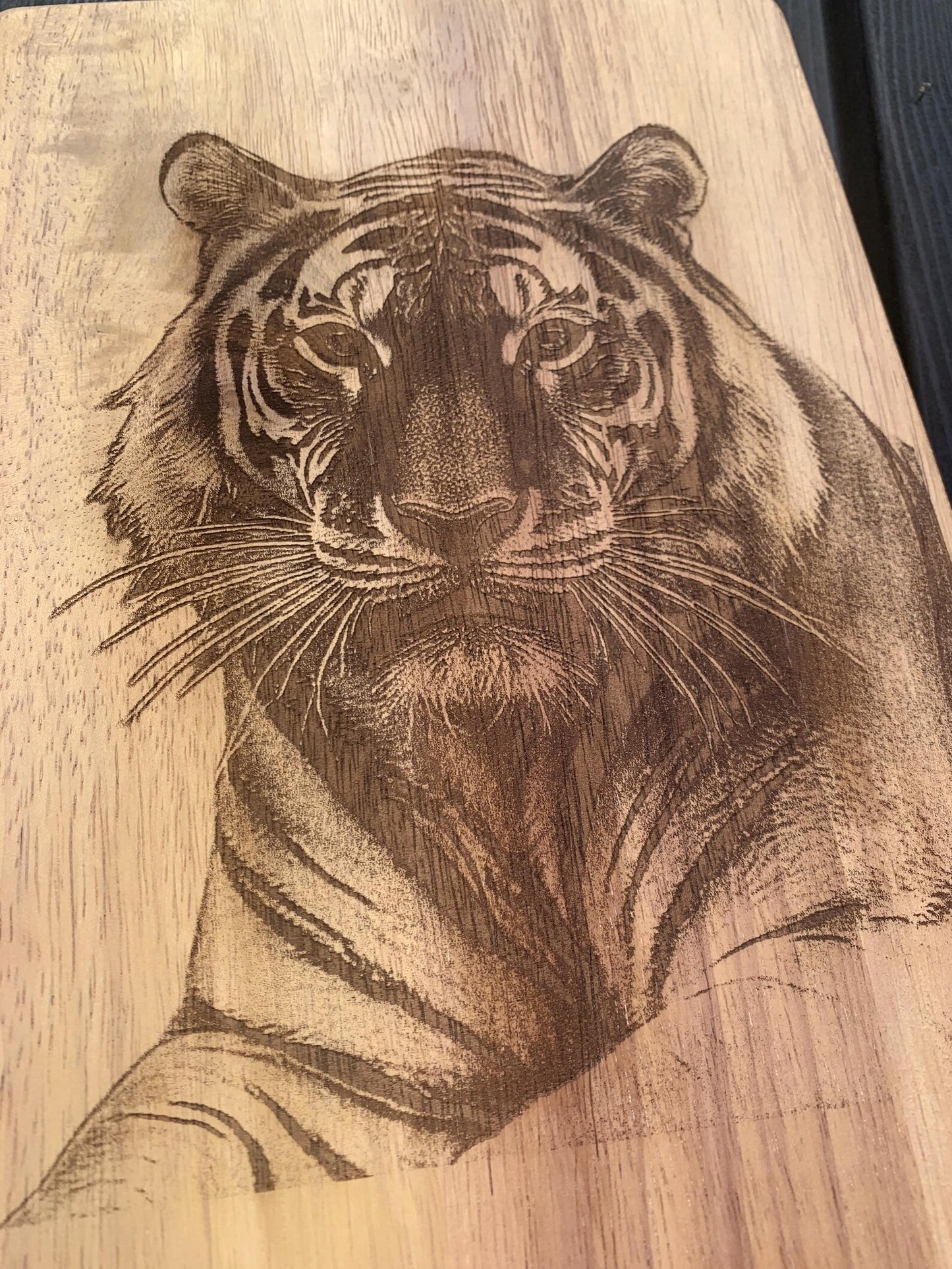 Animal engraved wooden chopping board - Lion